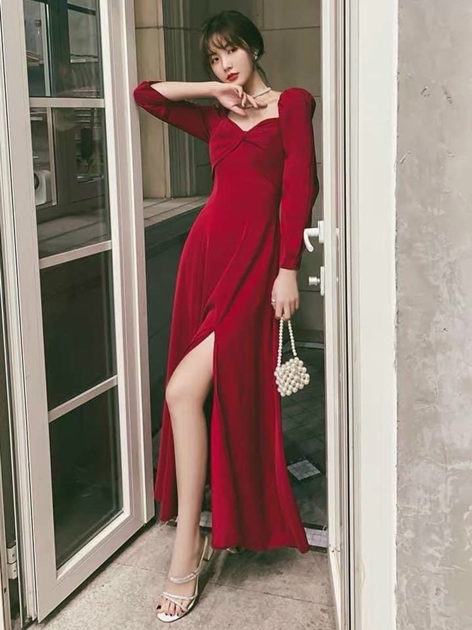 Đầm đỏ xoắn cổ xẻ tà