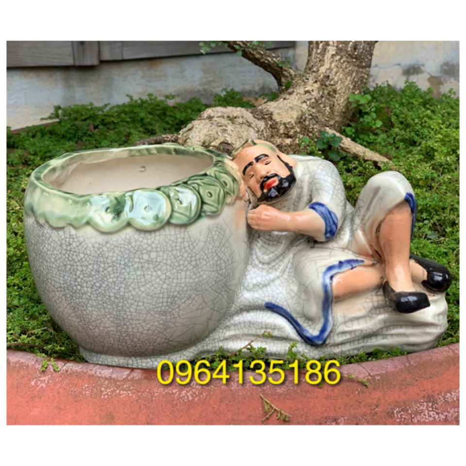 Tượng la hán say ngủ bên chậu trồng cây hốm sứ Bát Tràng
