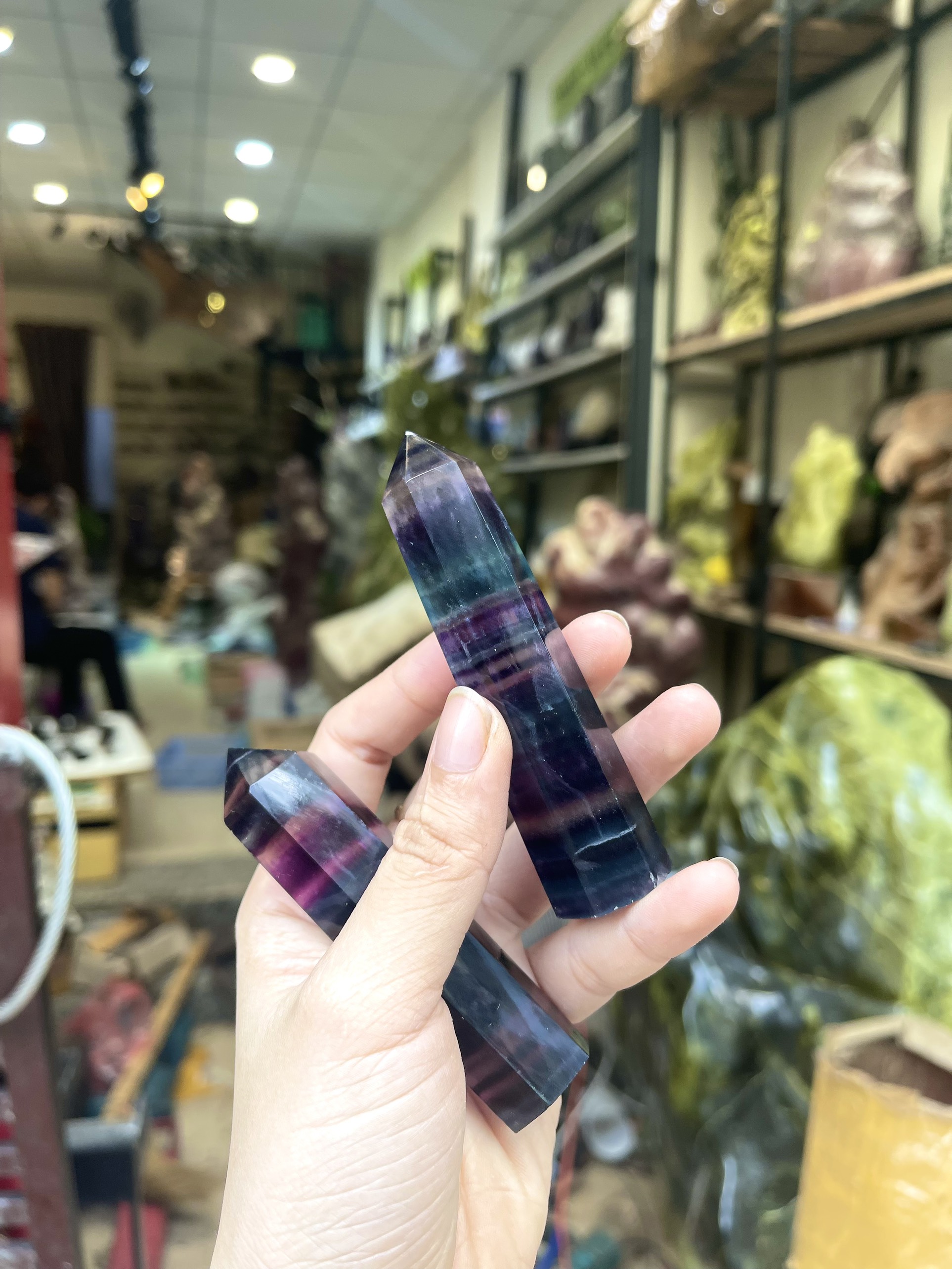 Trụ fluorite nhiều màu – rainbow fluorite point – trụ đá thanh tẩy, tarot, sưu tầm | cada decor