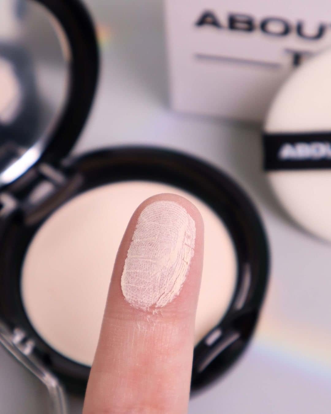 Phấn phủ nén siêu mịn kiềm dầu eglips about tone blur powder pact 9g chính hãng