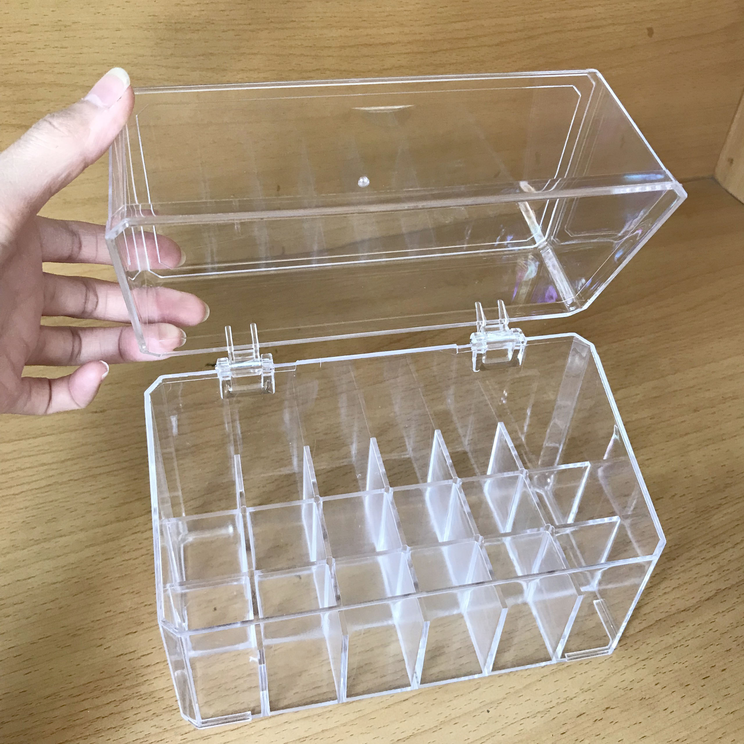 Khay đựng son, mỹ phẩm có nắp đậy 18 ô