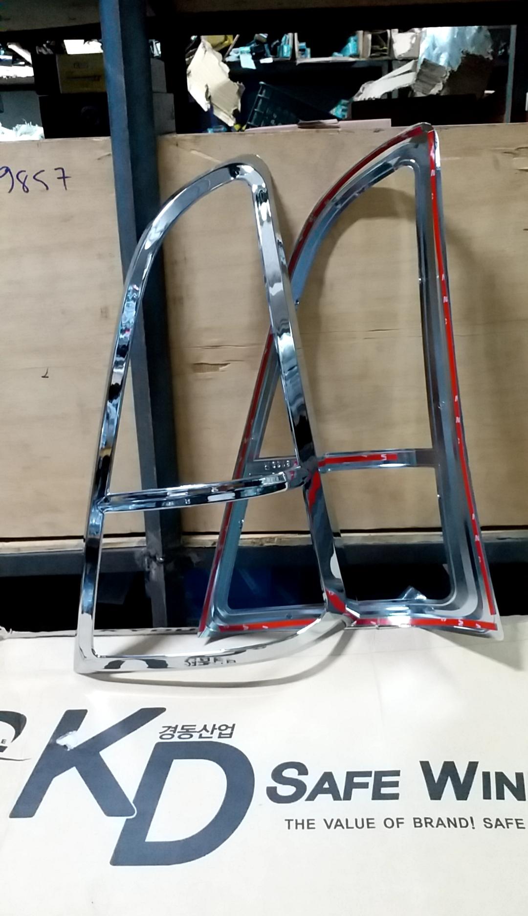 Bộ 2 ốp viền đèn hậu mạ crom  xe Innova 2009-2012