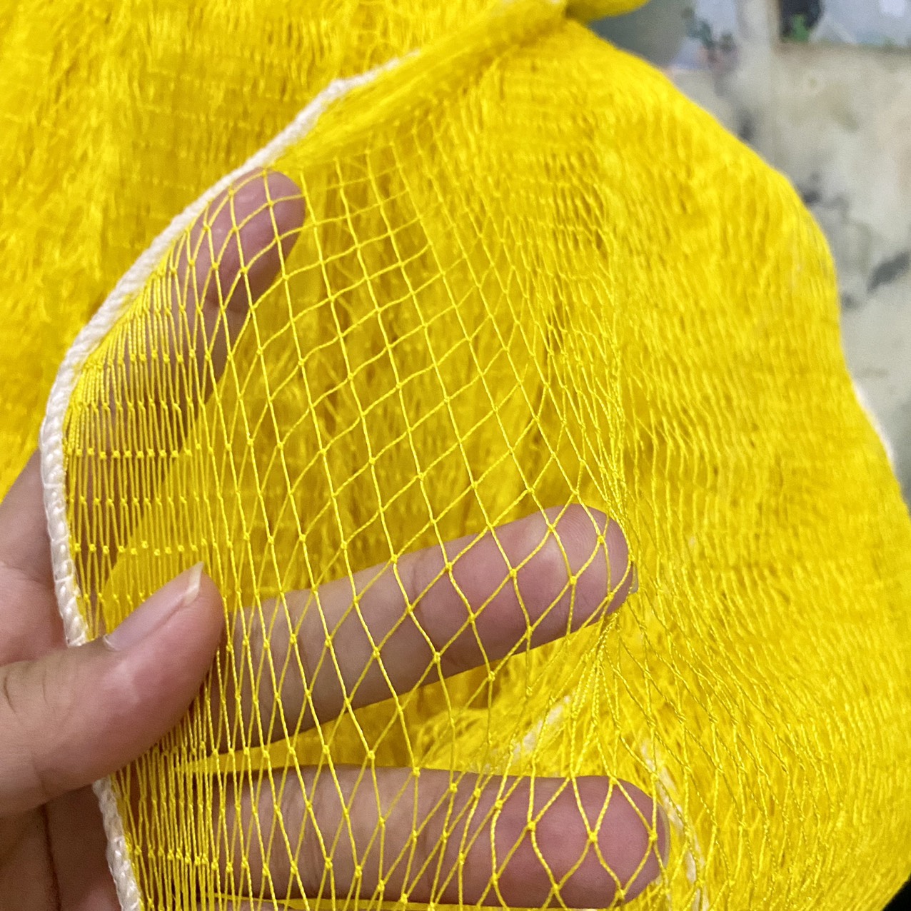 Lưới bắt cá tôm tép nhỏ mắt mau màu vàng (cạnh 2m)