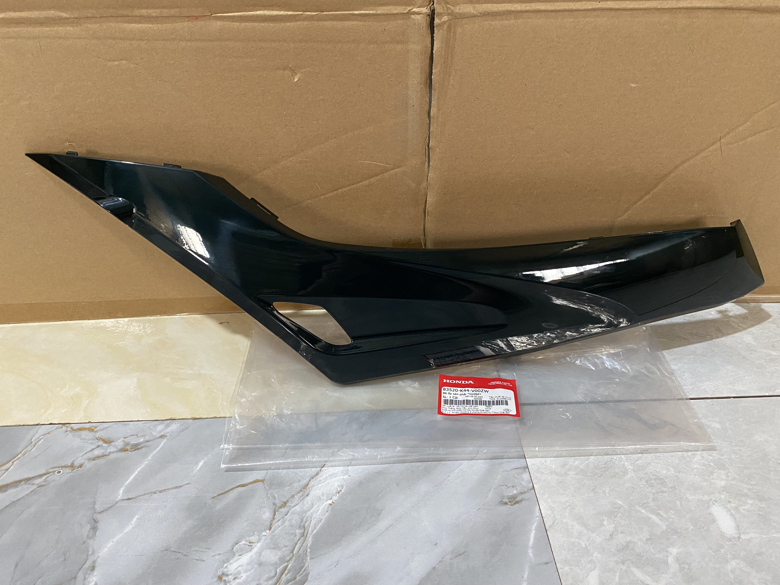 Ốp sàn bên phải Vision 2015-2018 màu xanh lục *G209P* ( 83520K44V00ZW)