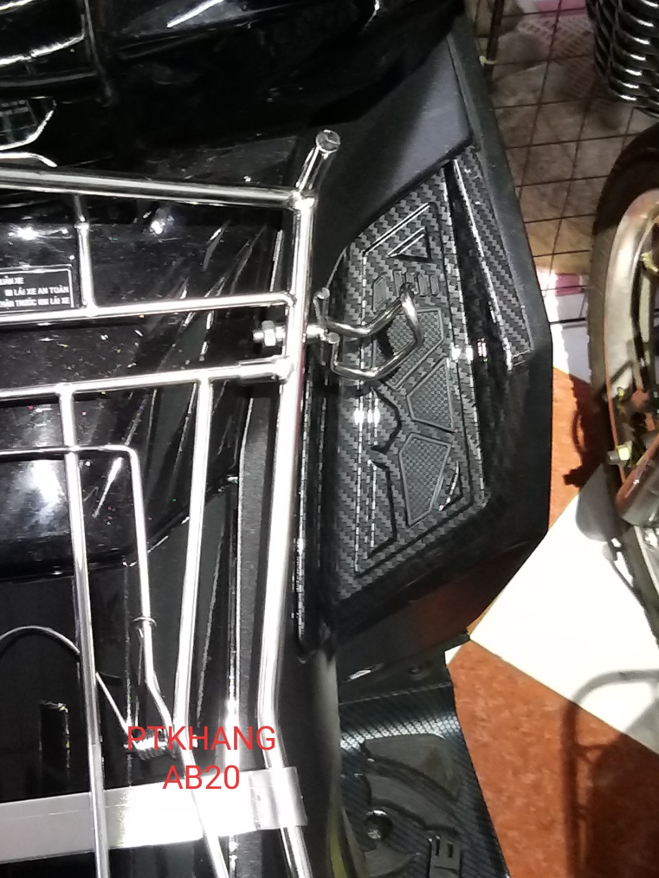 ỐP GÁC CHÂN EM BÉ XE AIRBLADE 2020 CARBON