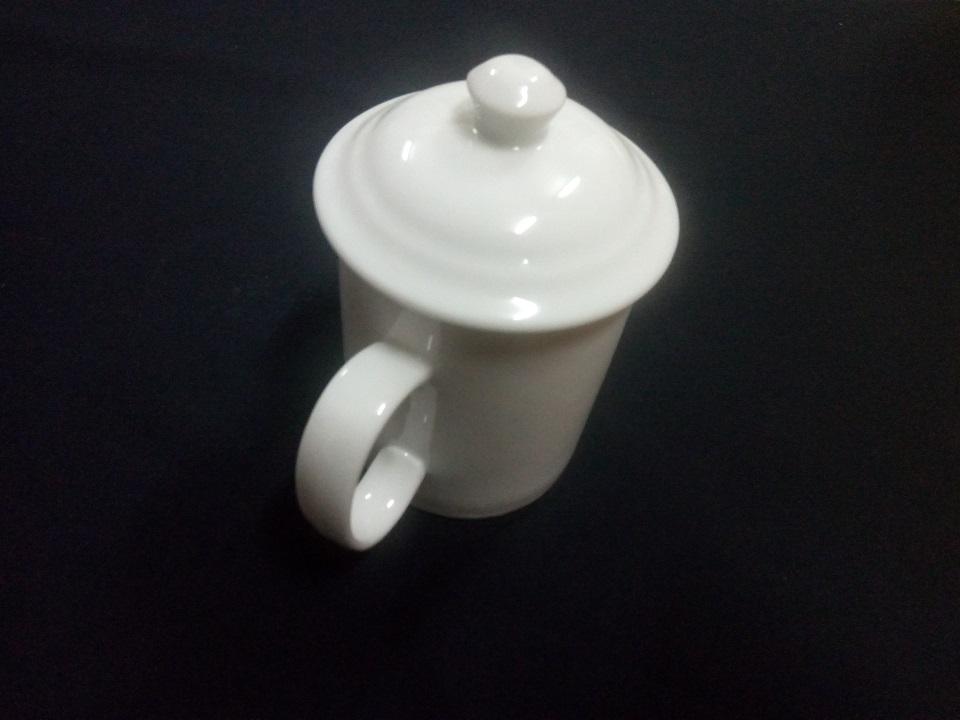 Cốc sứ trắng Bát Tràng có nắp