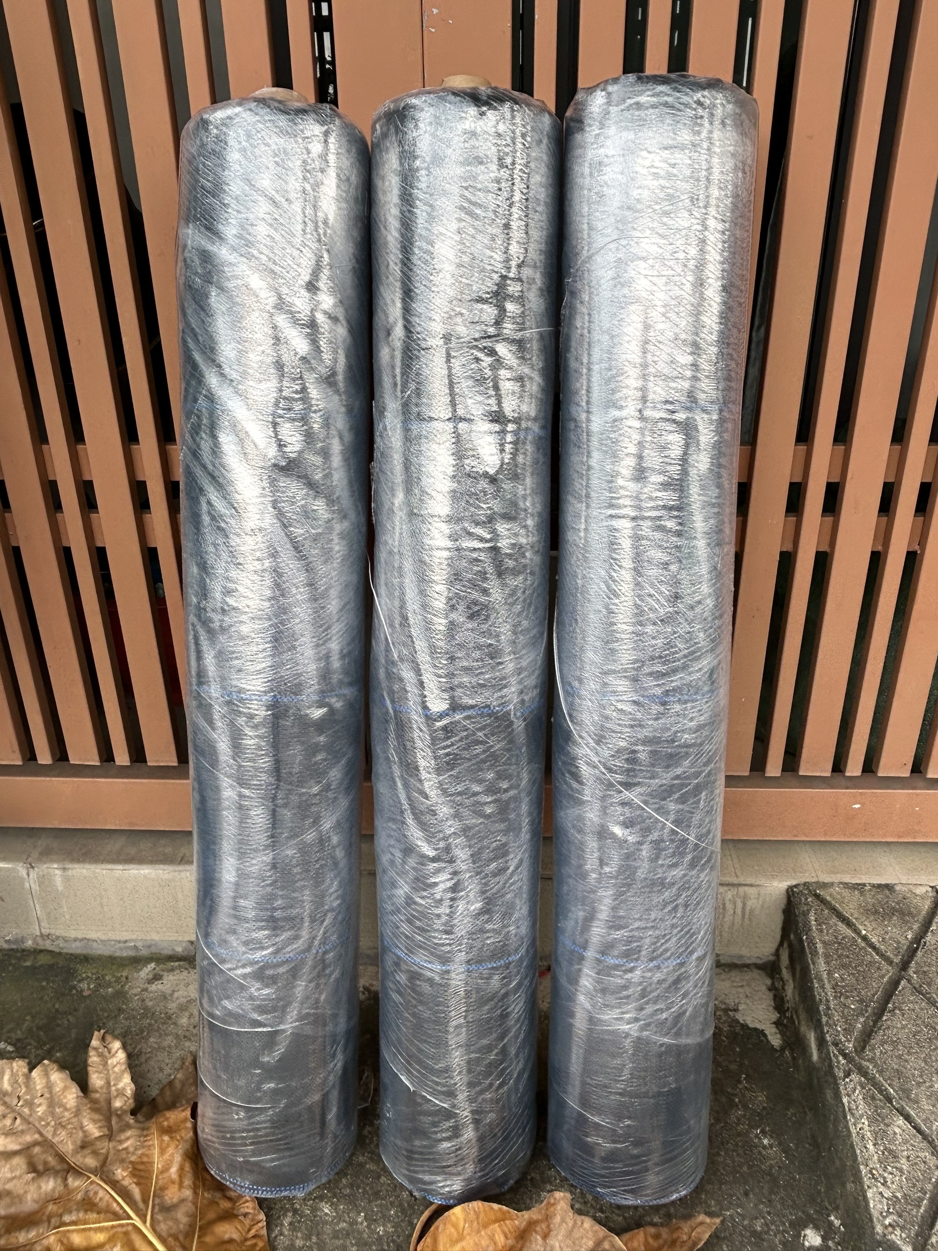 Cuộn Bạt Phủ Chống Cỏ Khổ 1m -> 4m (Tặng Kèm Ghim)