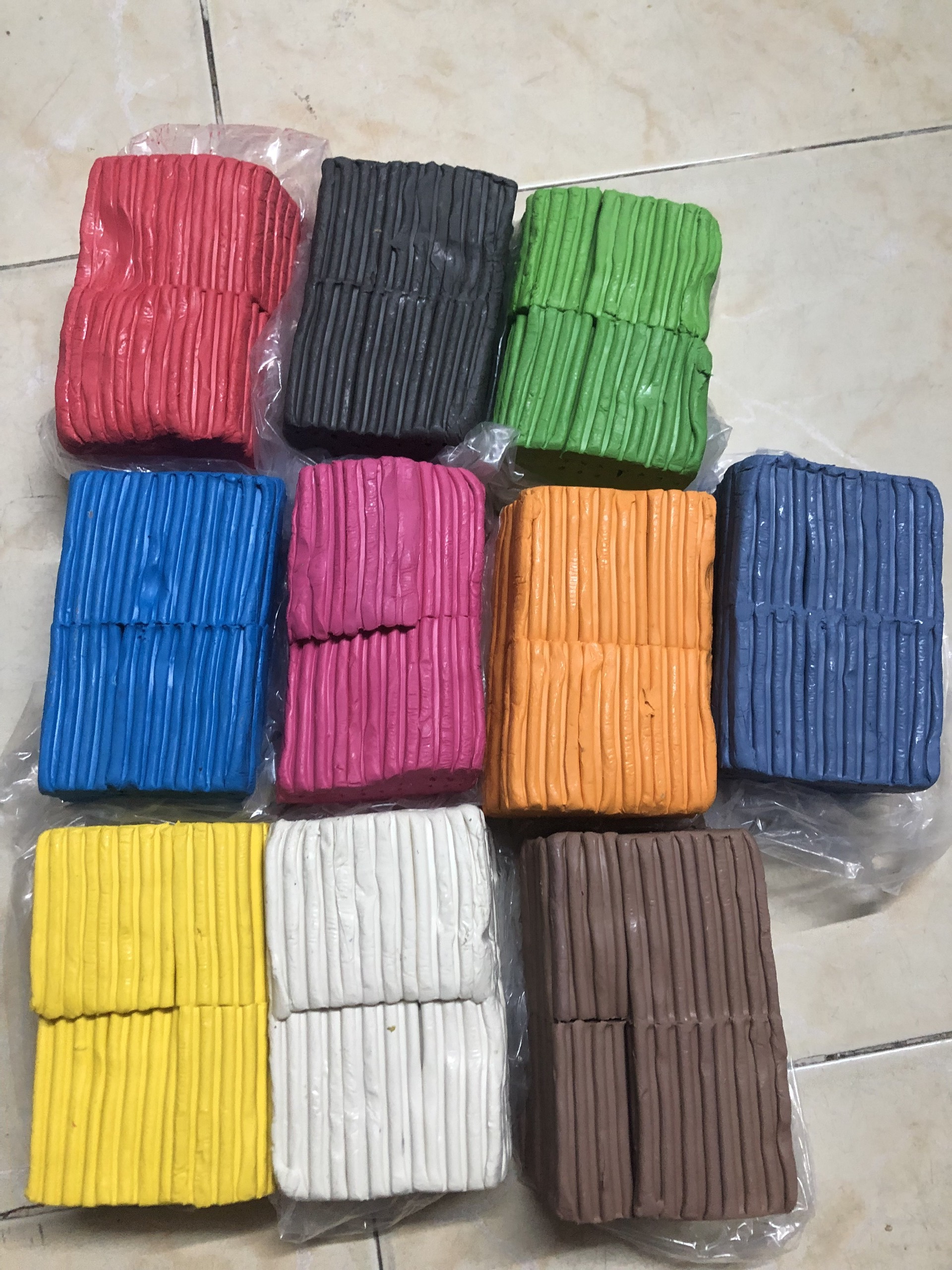 1 kg Đất nặn. không đôc hai các bé tha hồ sáng tạo