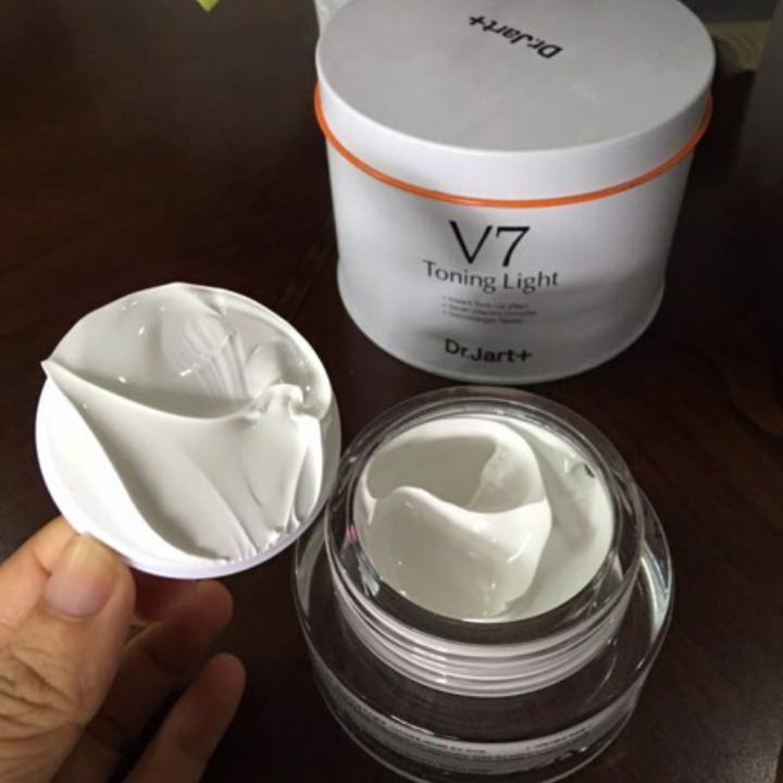 KEM DƯỠNG TRẮNG DA V7 TONING LIGHT