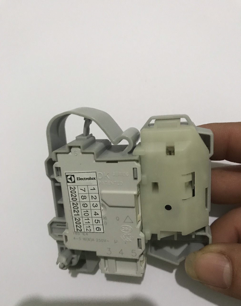Công Tắc Cửa Máy giặt Electrolux Cửa Ngang ( vuông )