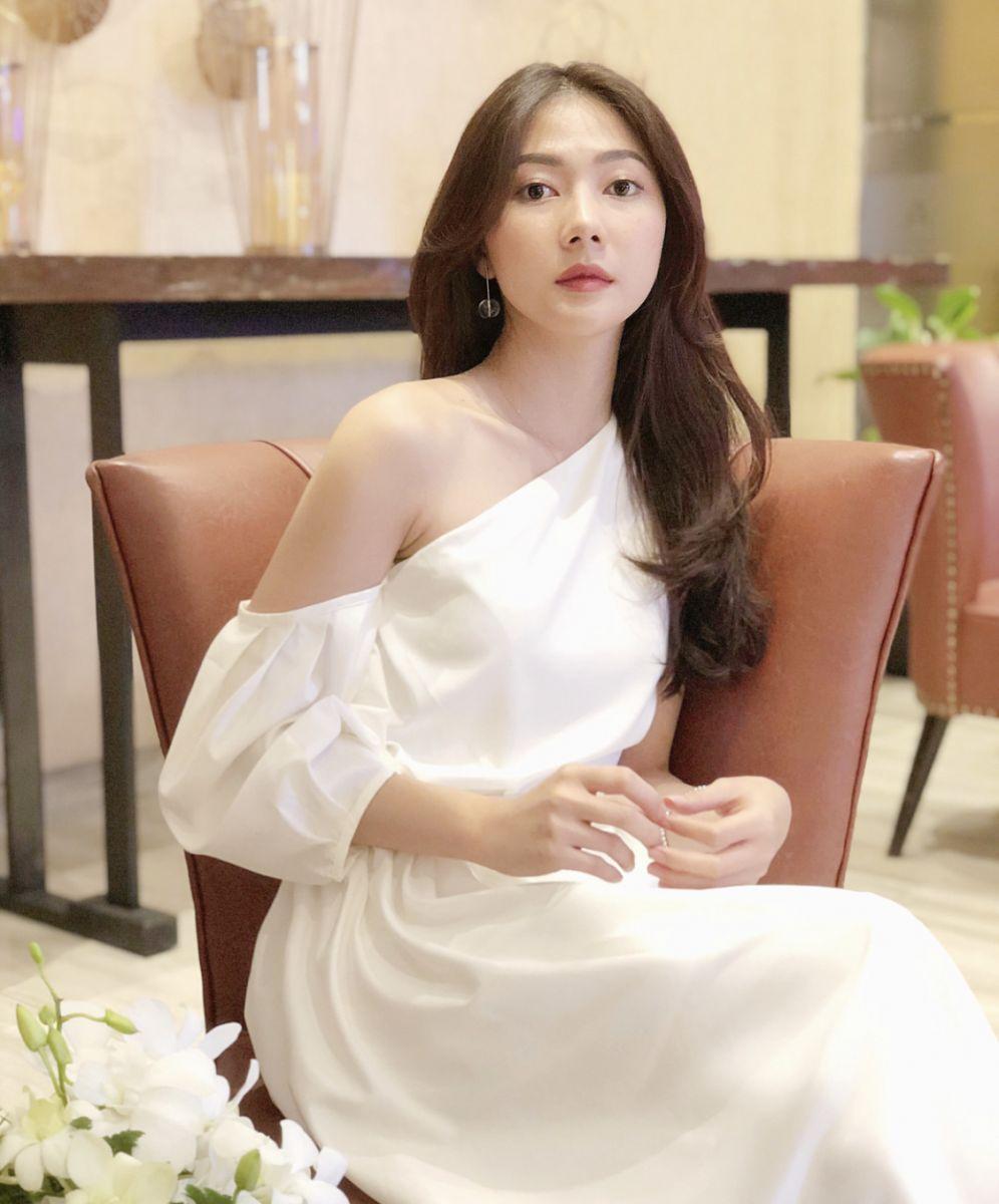 ĐẦM LỆCH MỘT BÊN TAY CỔ XÉO(TRẮNG)