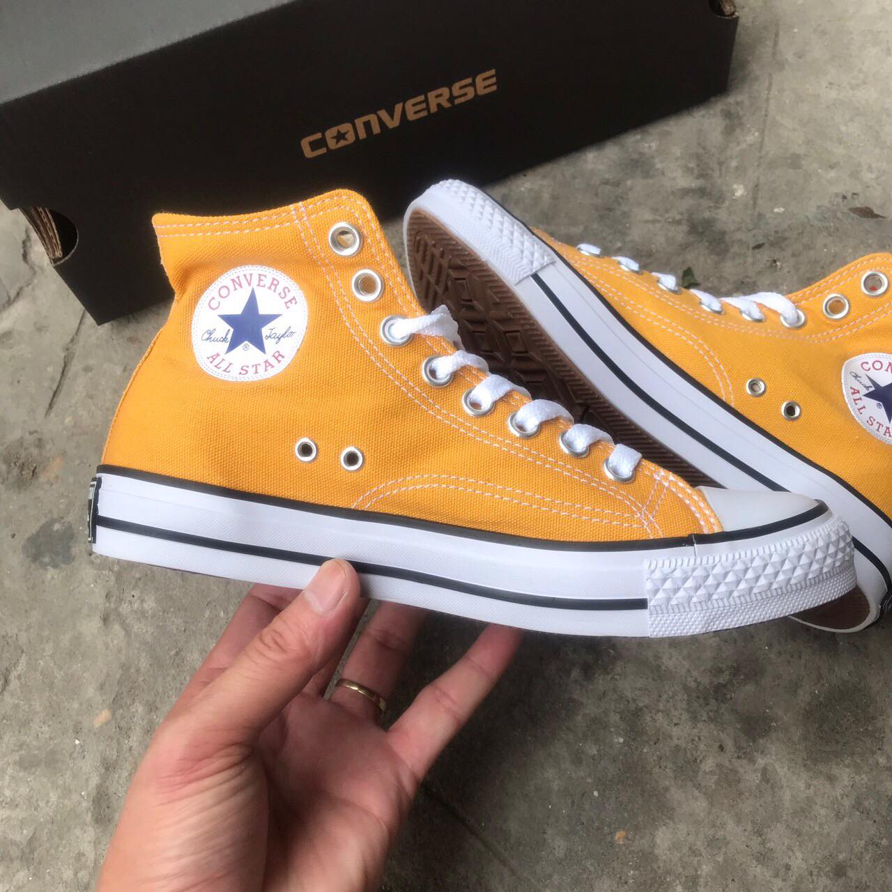 GIÀY CONVERSE VÀNG CAO CỔ (Full box, tag)