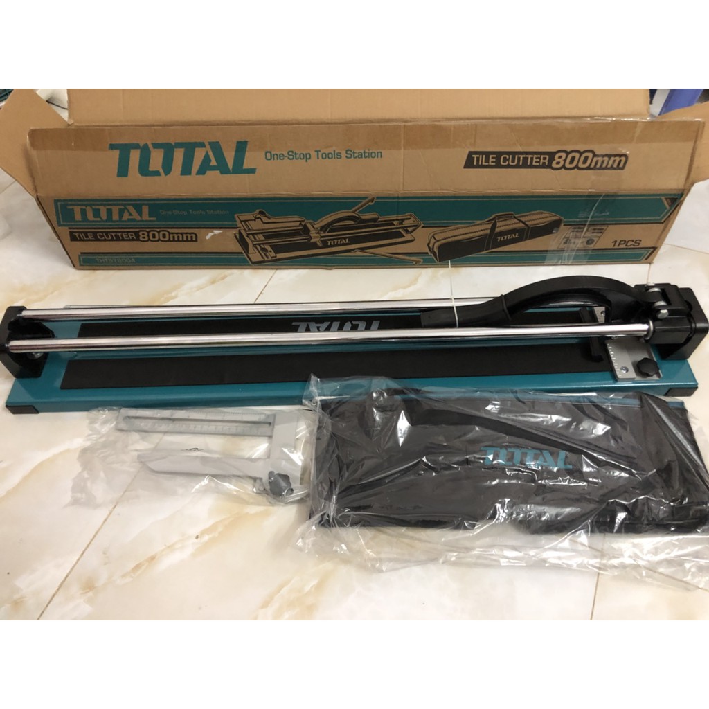 TOTAL - THT578004 BÀN CẮT GẠCH ĐẦY TAY 800MM Bàn cắt gạch 800mm, kèm 1 chiếc túi, dễ dàng mang theo. Chiều dài cắt tối đa: 800mm. Độ dày cắt tối đa: 14mm. Kích thước cơ bản bàn thép: 993x165mm, với 2 khung đỡ thép CHÍNH HÃNG