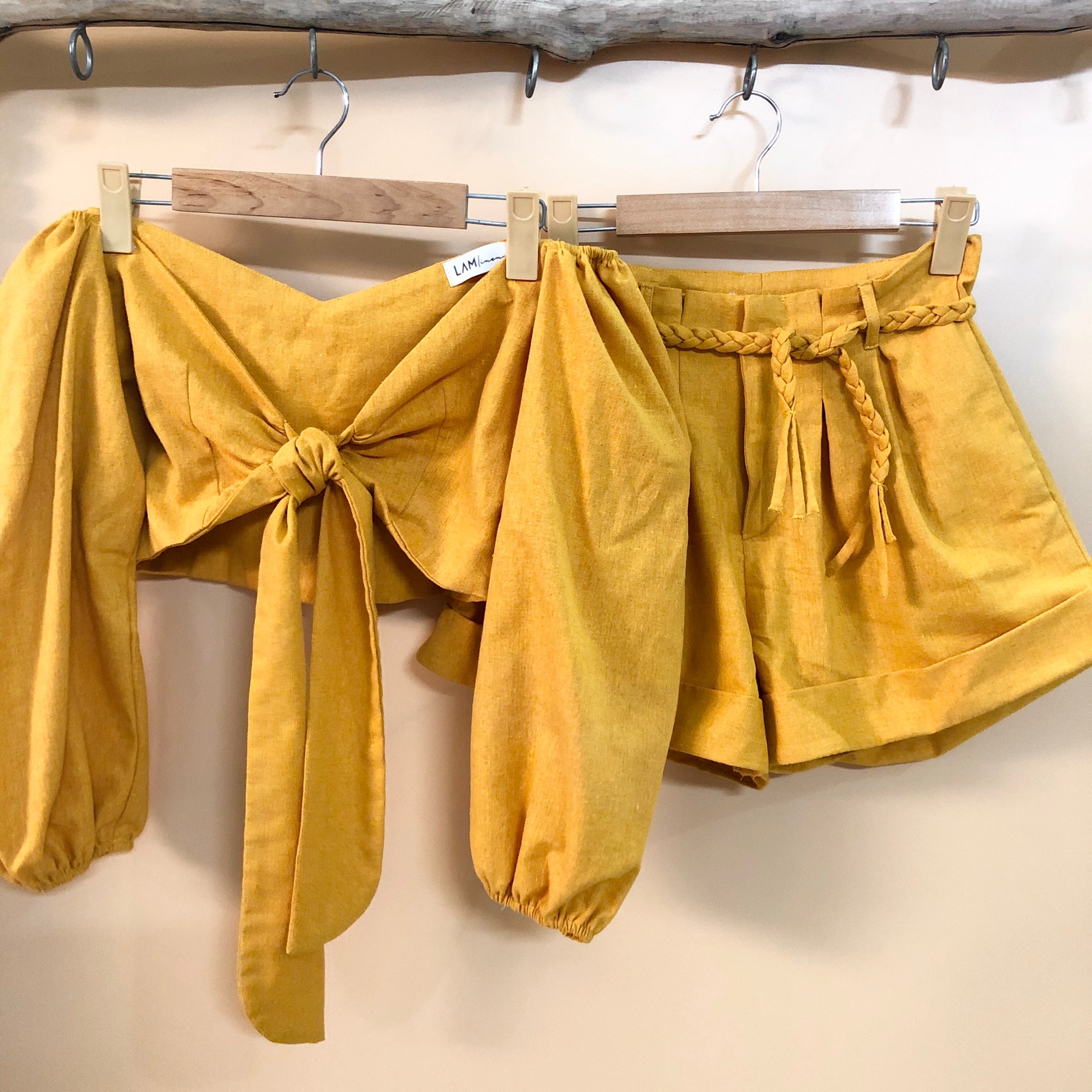 Set áo trễ vai và quần short Linen