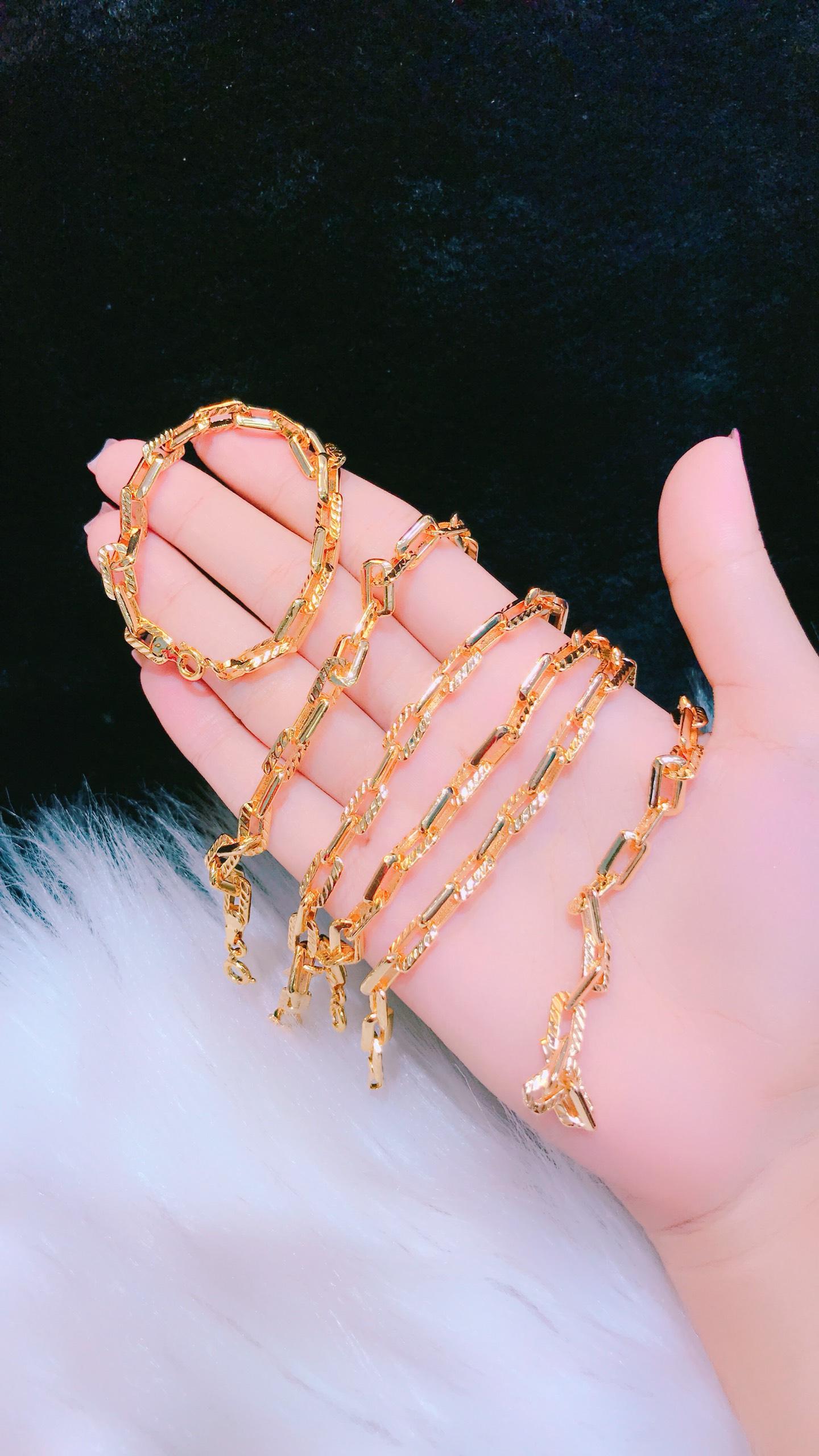 Lắc tay vàng nữ dây xích mạ vàng cao cấp được thiết kế tỉ mỉ đến từng chi tiết và sử dụng chất liệu vàng tinh khiết cao cấp. Sản phẩm độc đáo này sẽ giúp bạn thêm phần sang trọng và quý phái trong mọi bữa tiệc.