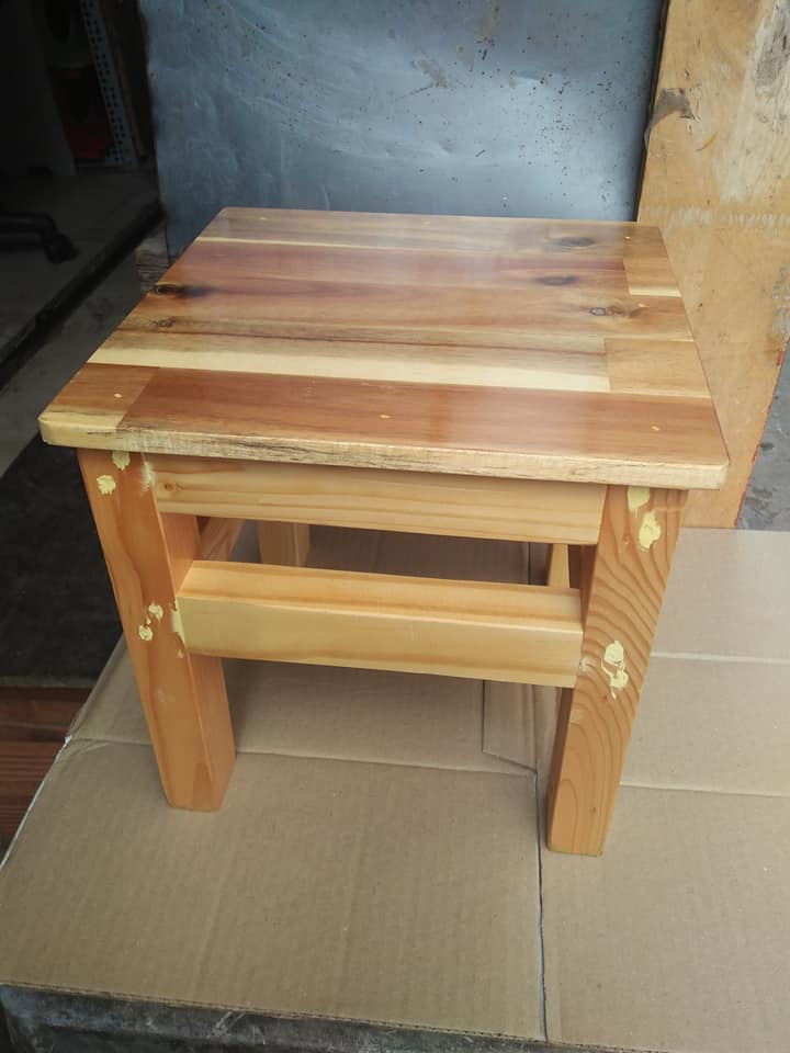 Ghế đôn bằng gỗ thông vuông 30 cm