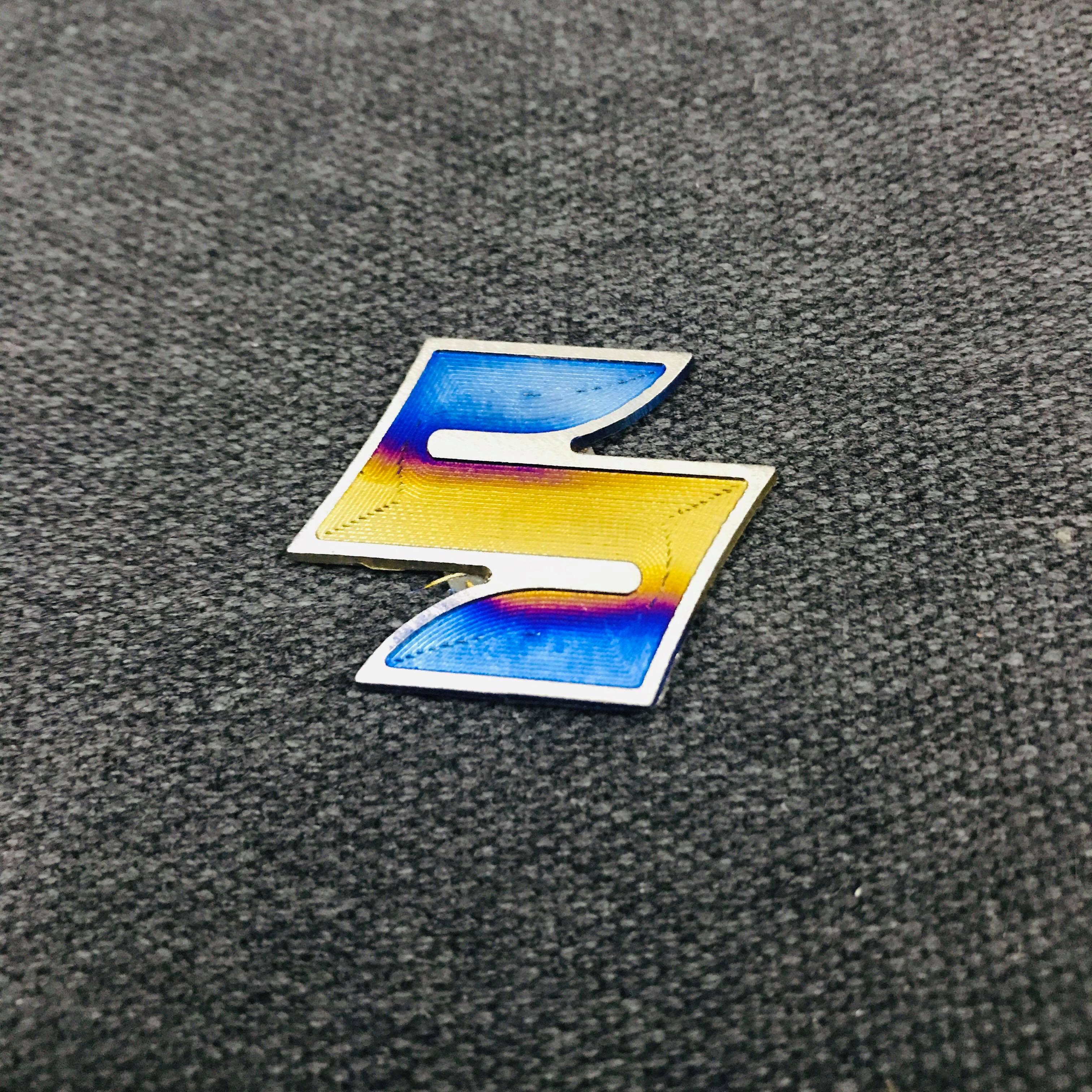 TEM LOGO TITAN SUZUKI NHỎ XINH KEO 3M CHẮC CỰC KỲ (100% TITAN)(KÝ HIỆC CHỮ S)