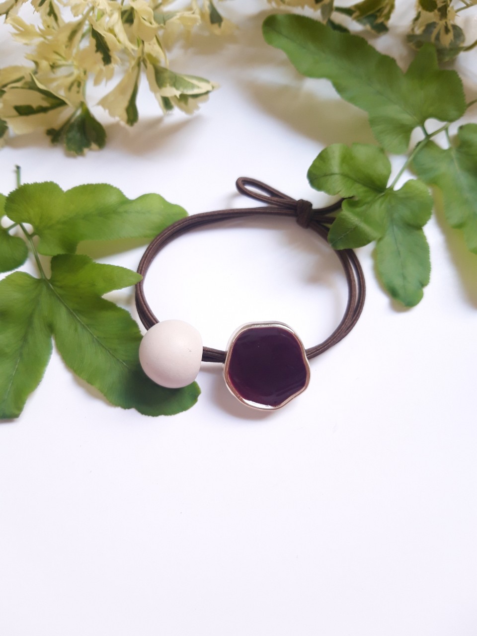 Cột tóc thời trang phong cách Hàn Quốc.