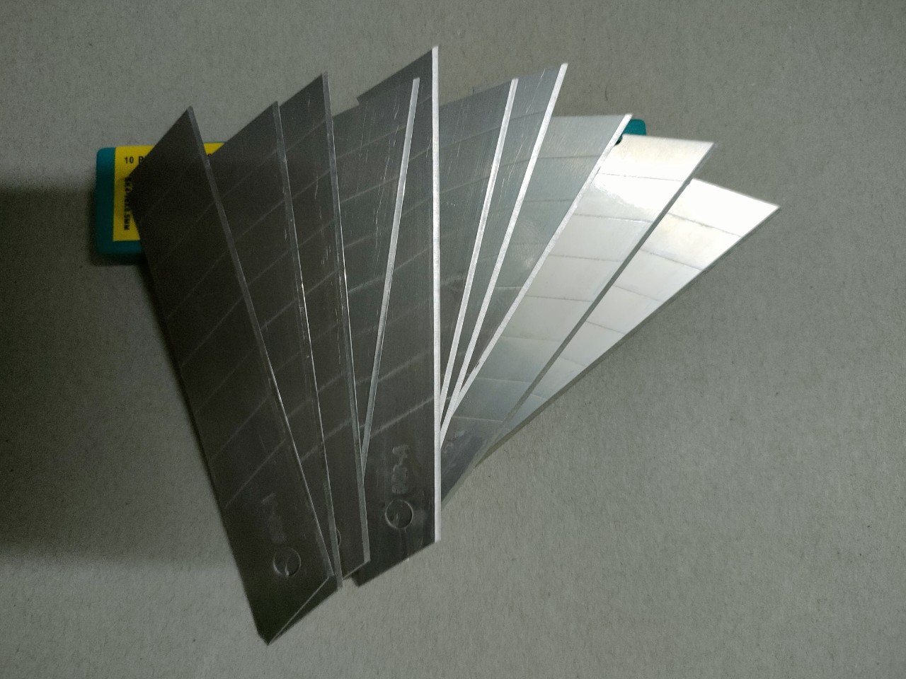 Hộp lưỡi dao rọc giấy A100 (1 hộp 10 lưỡi)