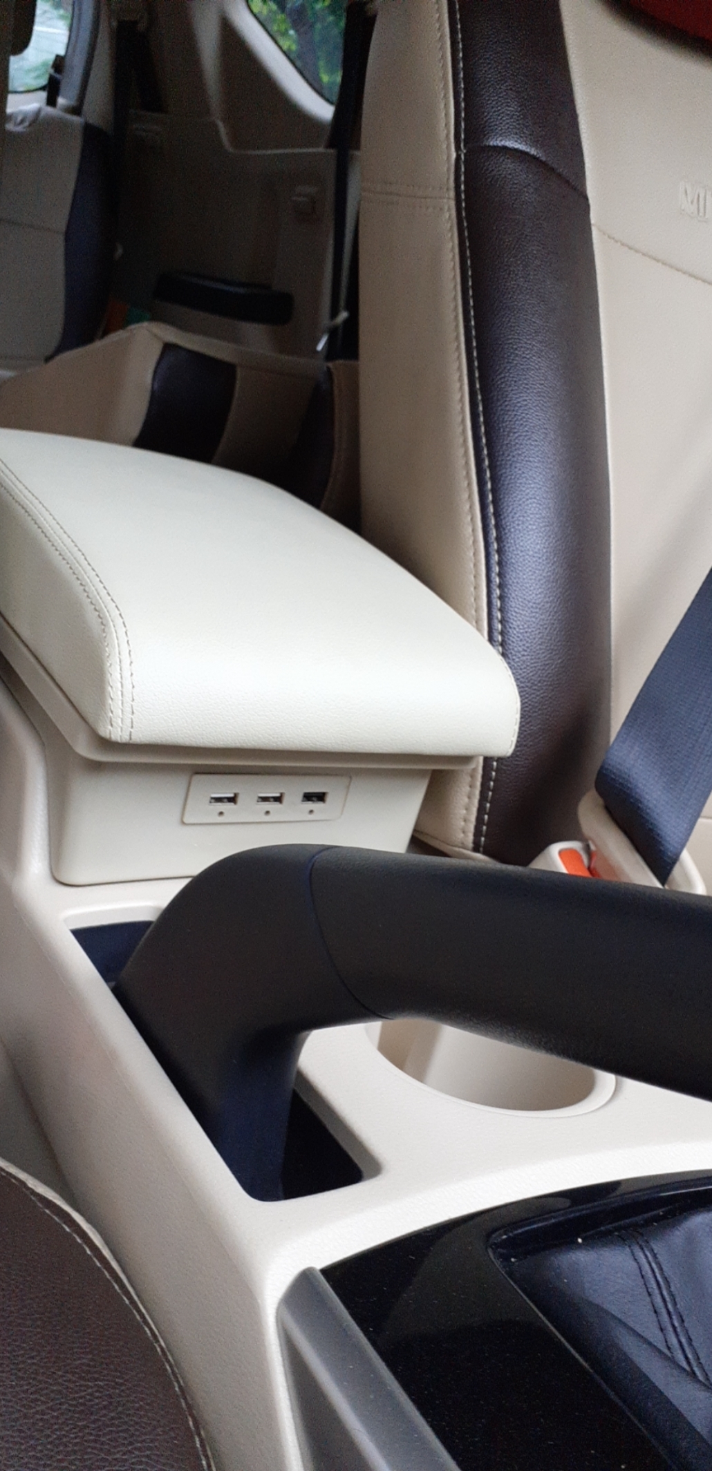 [Màu kem] Hộp Tỳ Tay Dùng Cho Xe Mitsubishi Xpander - 3 Cổng USB