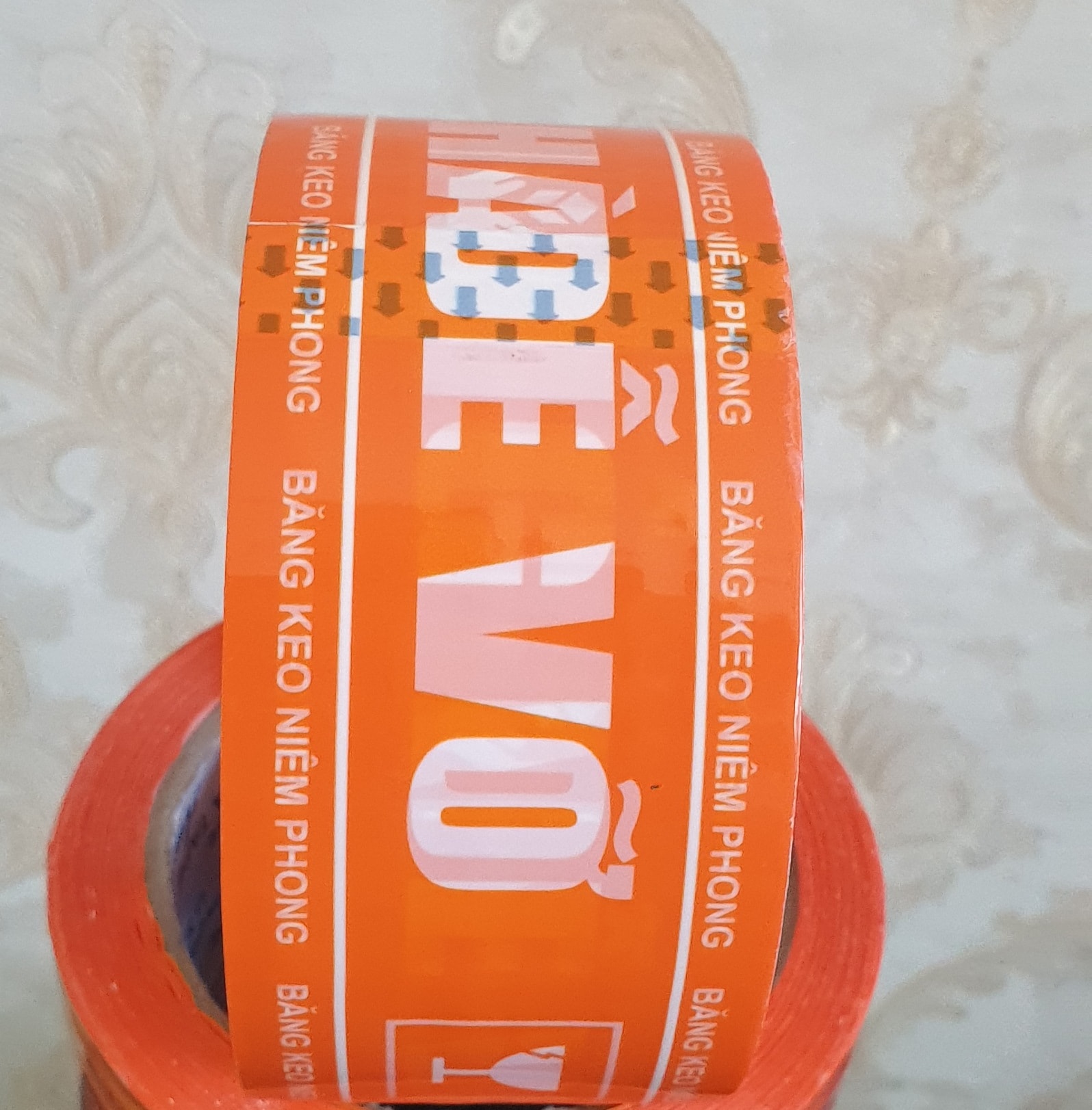 Băng keo in chữ "HÀNG DỄ VỠ "