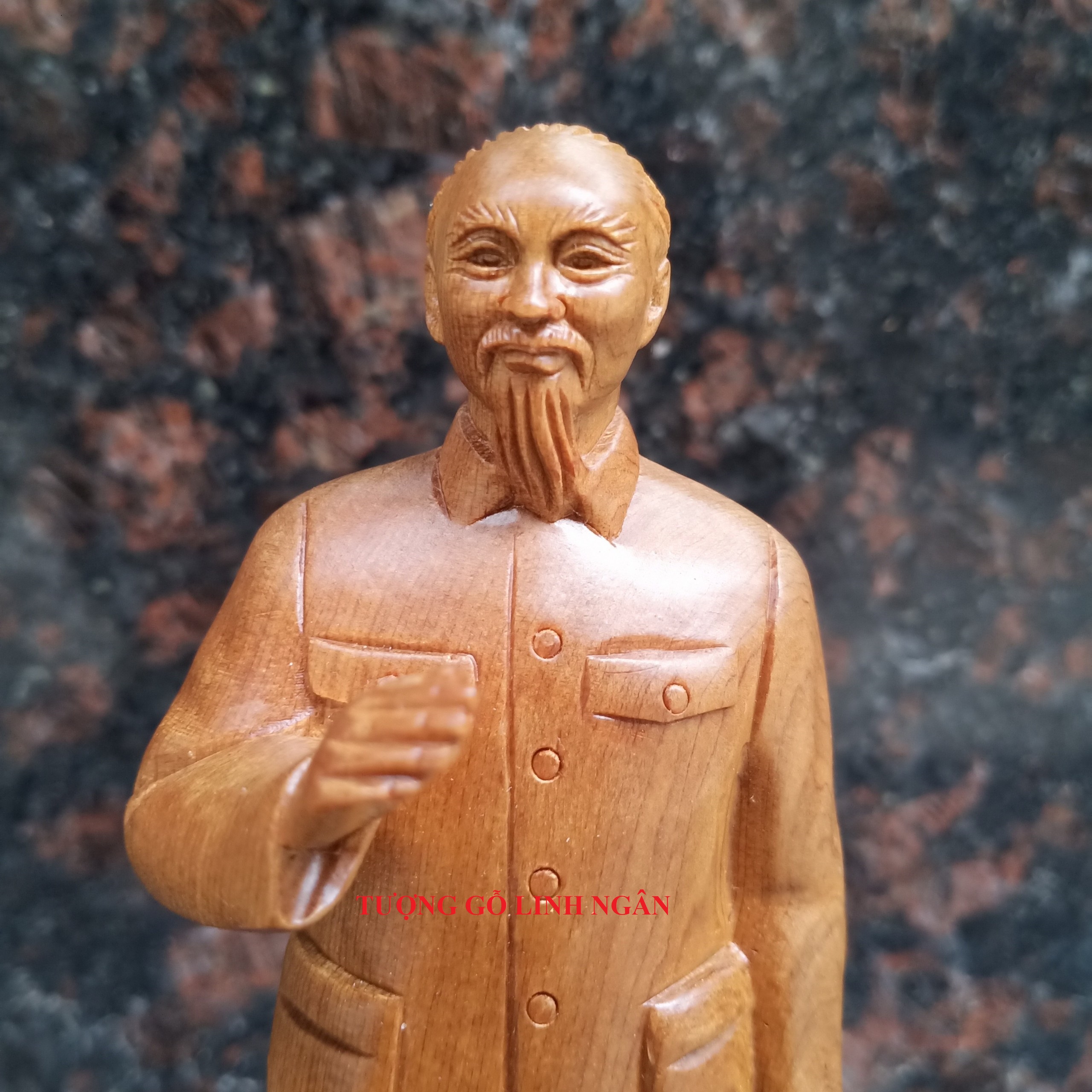 Tượng Bác Hồ gỗ bách xanh  (cao 20 ngang 6.5 sâu 5 cm)