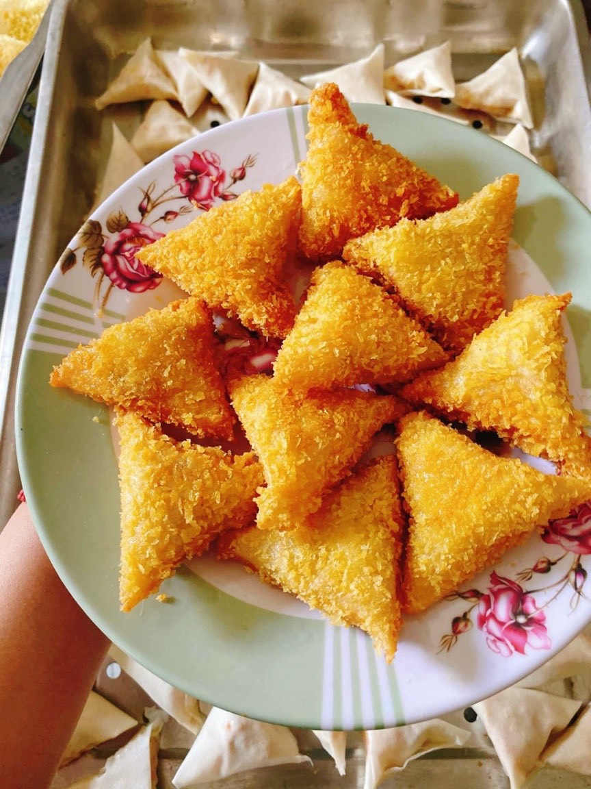 Chả giò tam giác vàng - khay 10 cái (giao tphcm)