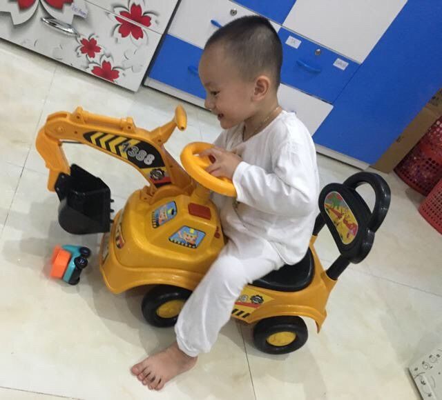 xe cẩu chòi chân cho bé