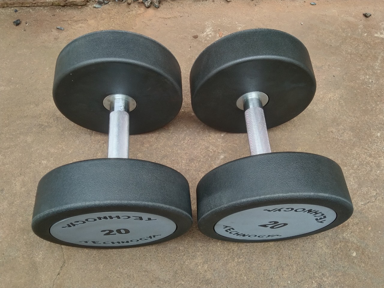 Tạ tay 20kg bọc cao su Technogym