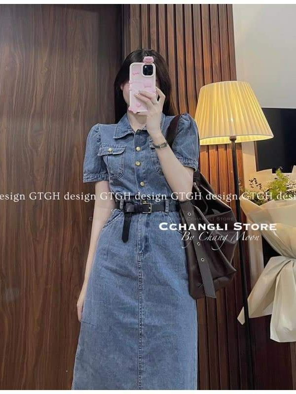 Đầm jean cổ áo sơ mi kèm đai nịt thanh lịch, váy suông tay ngắn cài nút phối túi chất đẹp tôn dáng