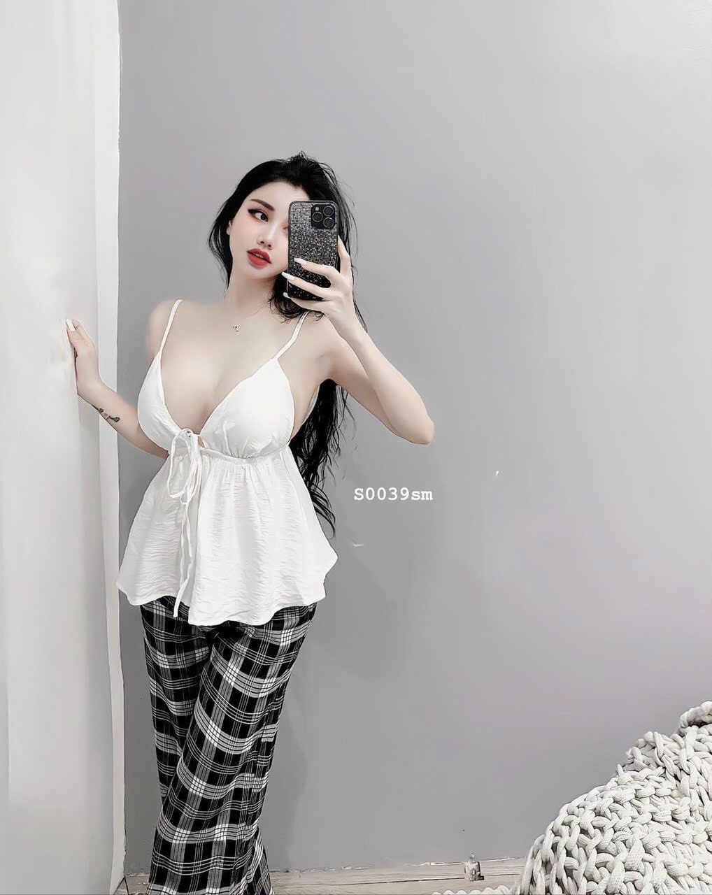 Set áo 2 dây lụa nơ ngực mix quần ống suông caro mặc sexy quyến rủ, Sét Bộ PeLum Áo 2 dây Lụa V Cúp Mút Hở Lưng Quần Kẻ Caro suông