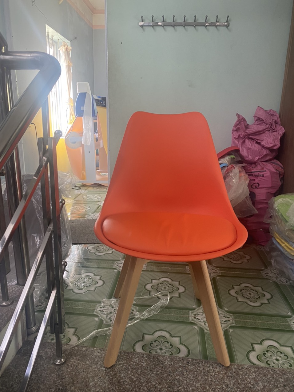 ghế eames chân gỗ có đệm