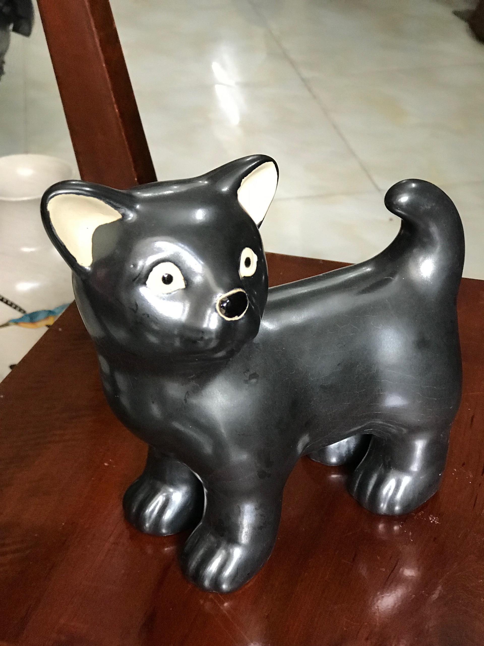 Gốm sứ trang trí hình con chó mực