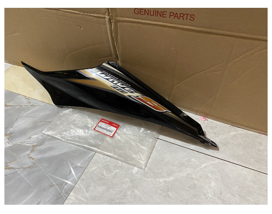 Ốp sườn trái WAVE S110 Đời đầu 2009 màu đen *NHA69P* (64650KWWB20ZB)