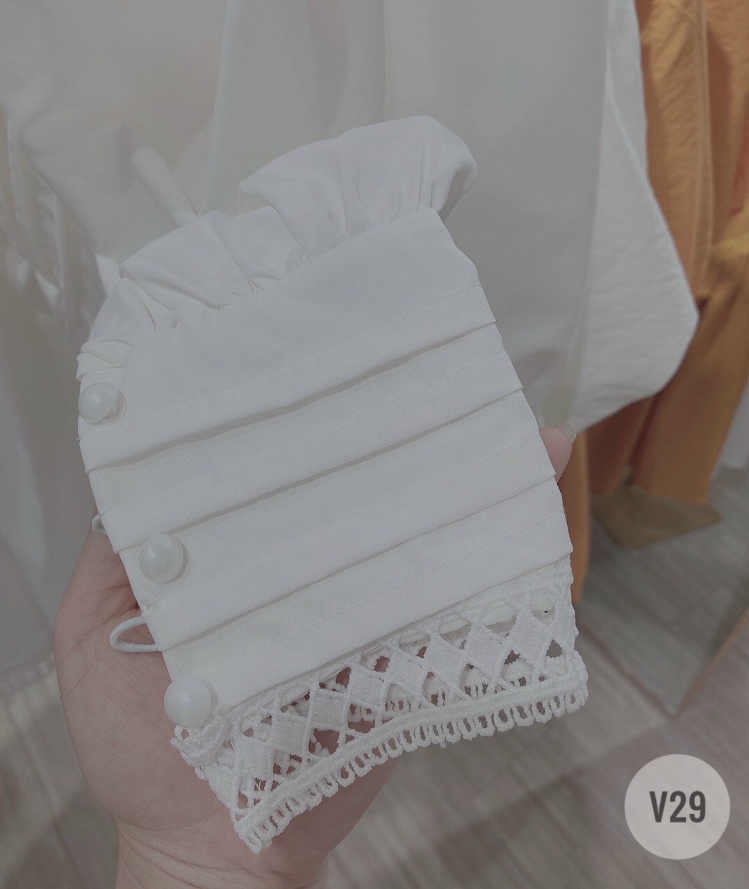 LIKEHER - Đầm trắng V29 xếp ly phối ren