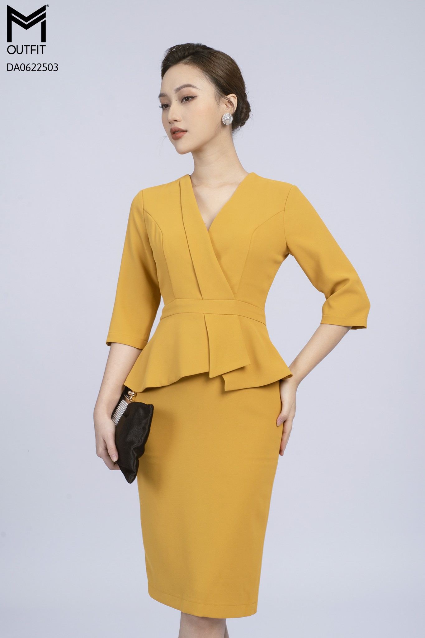 Đầm dáng ôm, tà bong, cổ V tay lửng - Mmoutfit