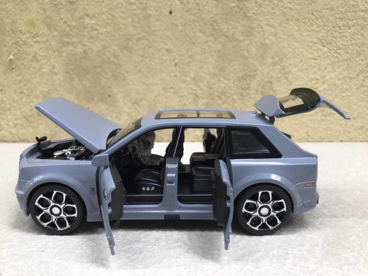 [HCM]Mô hình xe Rolls-Royce CULLINAN 2022 1:32