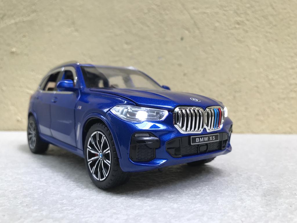 Mô hình xe BMW X5 xDrive40i 1:24