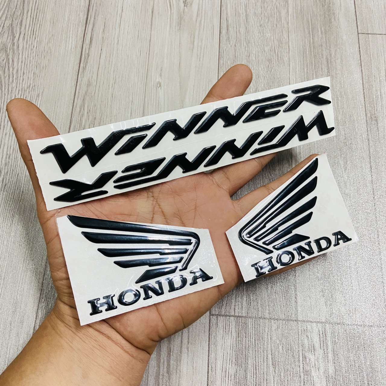 Tem chữ nổi, logo cánh chim Honda Winner 150 đủ màu loại tốt như Zin