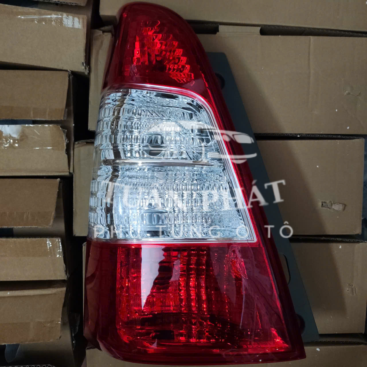 ĐÈN HẬU TOYOTA INNOVA 2012-2016 TYC