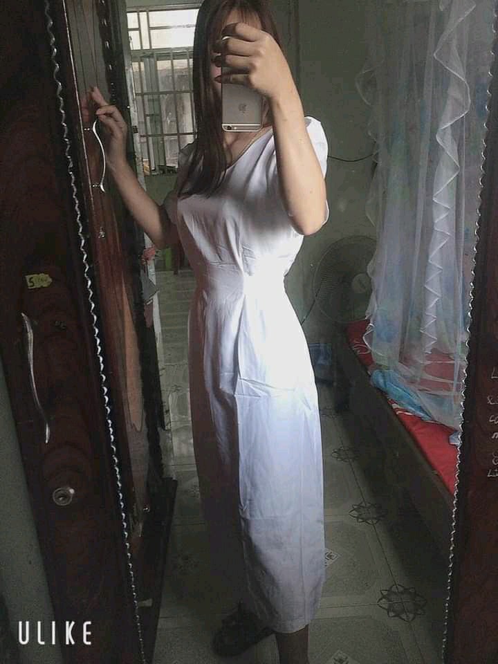 Đầm trắng cổ tròn thắt eo