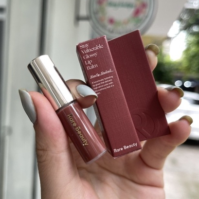 Son bóng Rare Beauty Stay Vulnerable Glossy Lip Balm màu Nearly Neutral Fullsize