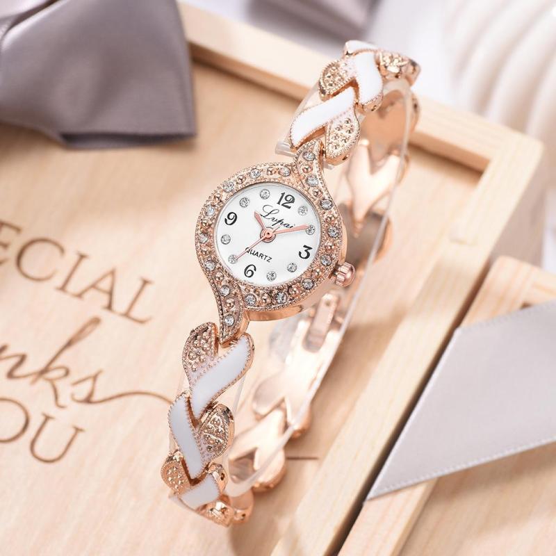 Nơi bán Đồng hồ nữ thiết kế dây deo cách điệu trái tim khảm sứ với mặt đồng hồ tròn kế hợp viền đá trẻ trung, cá tính LV09