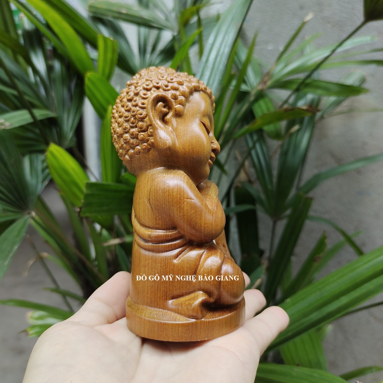 Tượng chú tiểu gỗ bách xanh có mùi thơm