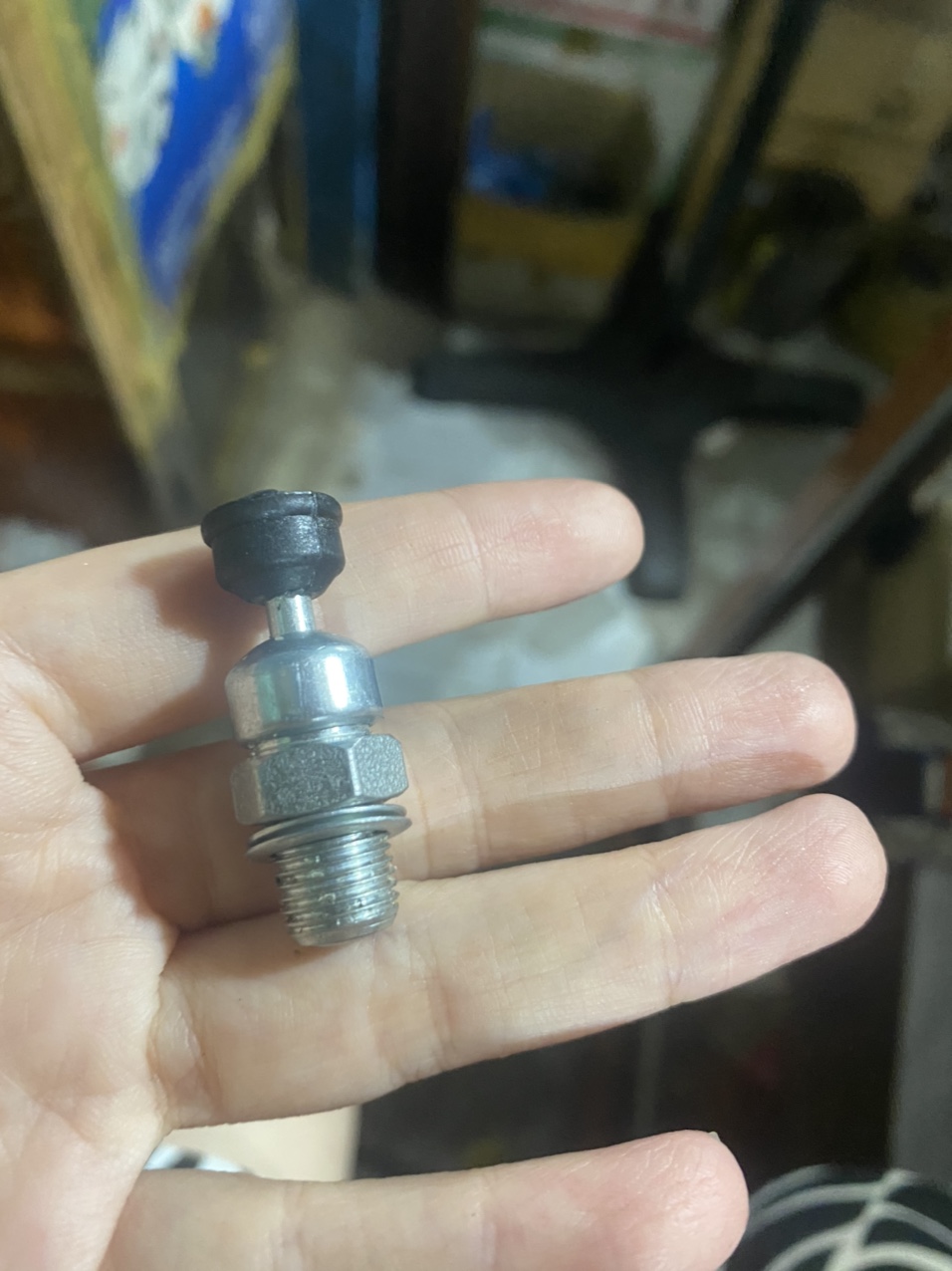Nút xả nòng máy cưa 381 / 382