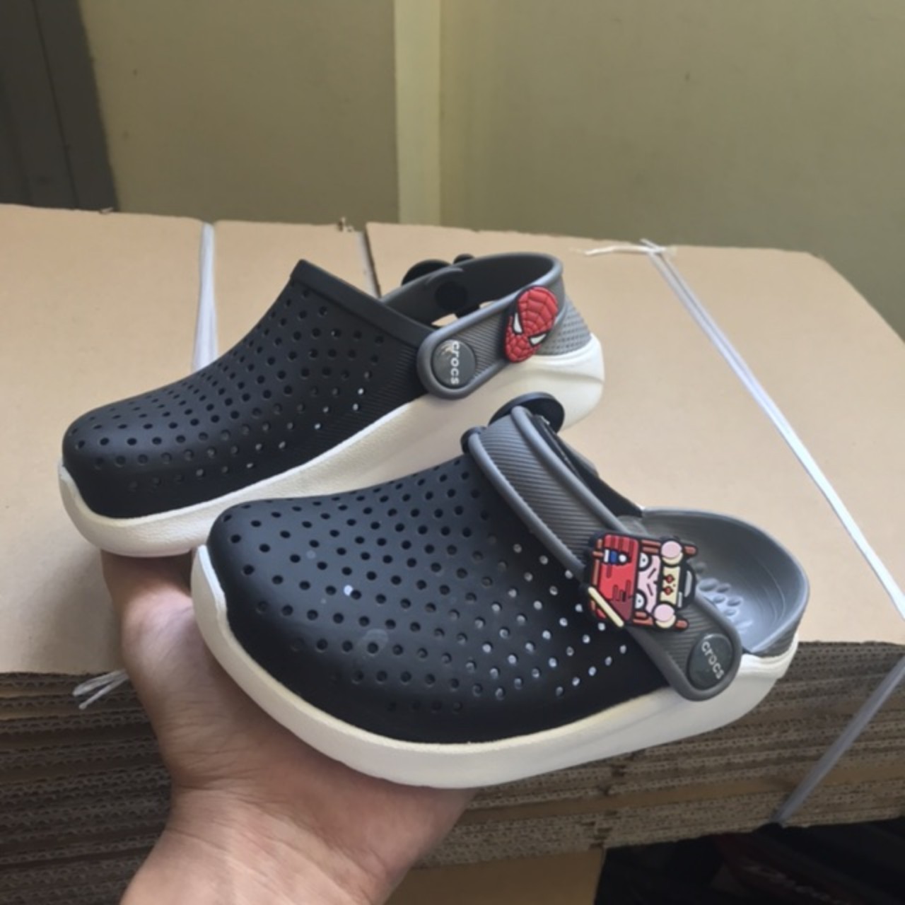 Sục Cross literide trẻ em màu đen đế trắng