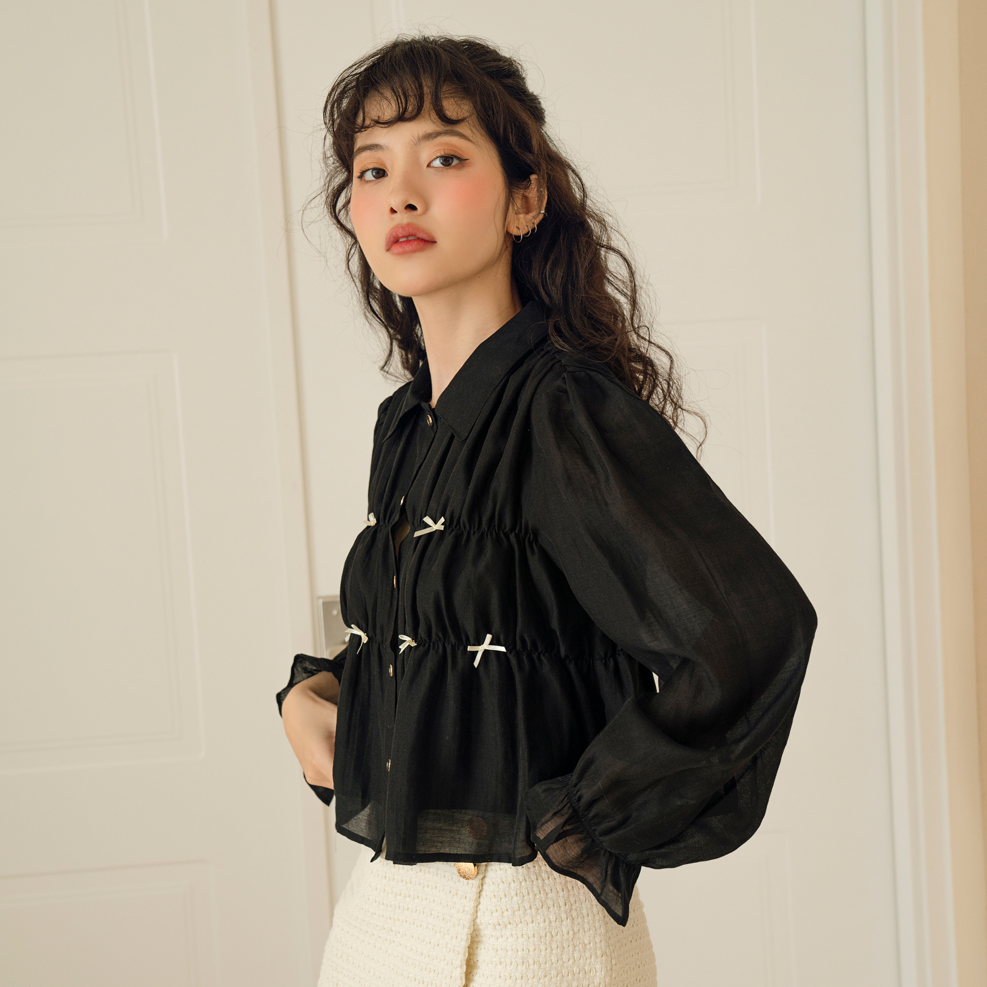 BLEUBIRD Áo lụa 2 lớp rúm bèo đính nơ Kuro Top