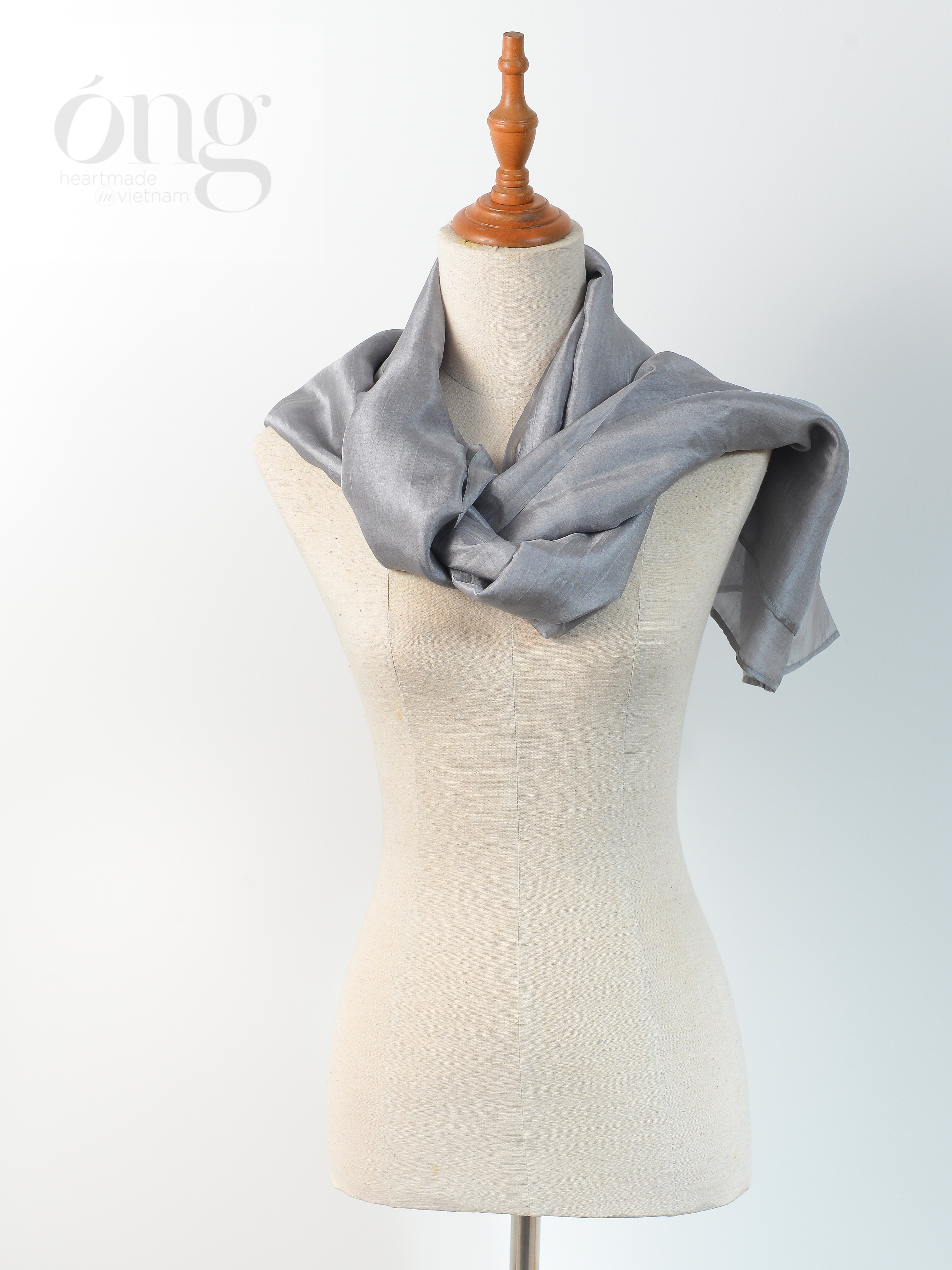 Khăn choàng lụa tơ tằm tự nhiên của Óng Silk