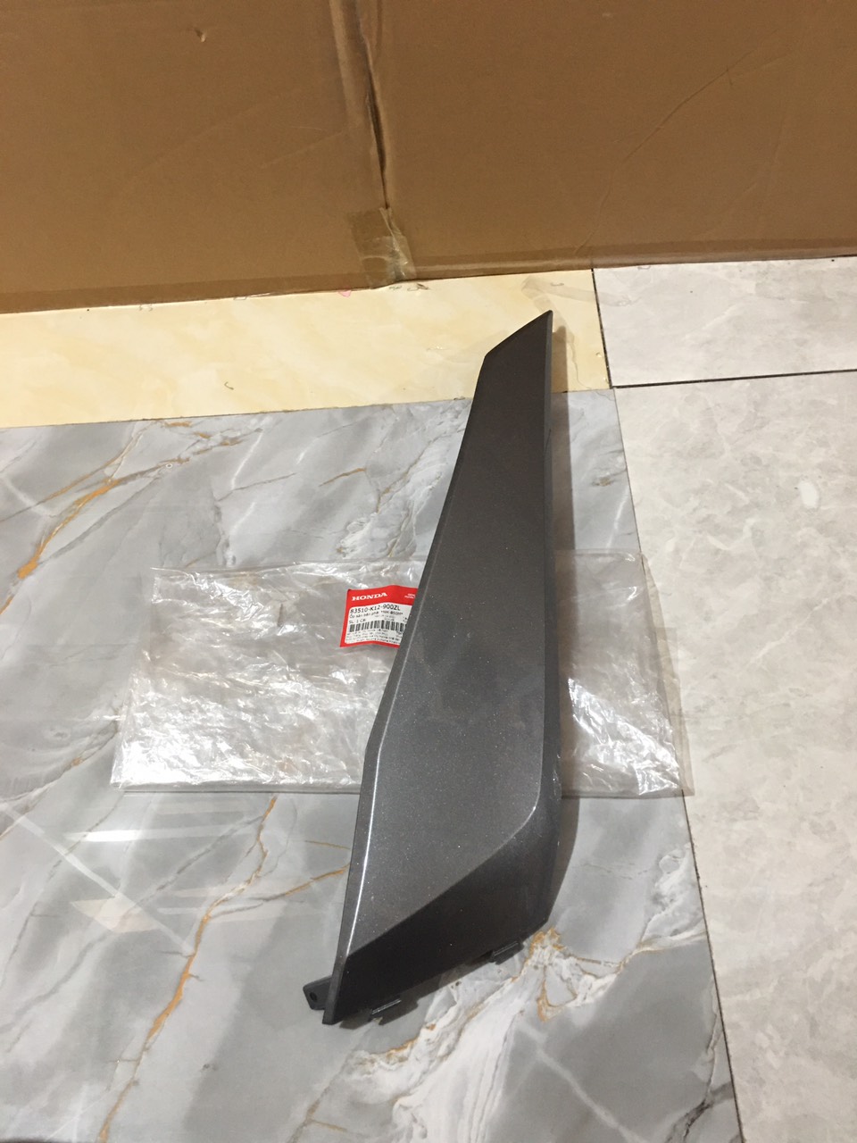 Ốp sàn bên phải màu xám *NH-B50M* lead 2013-2015 ( 83510K12900ZL)