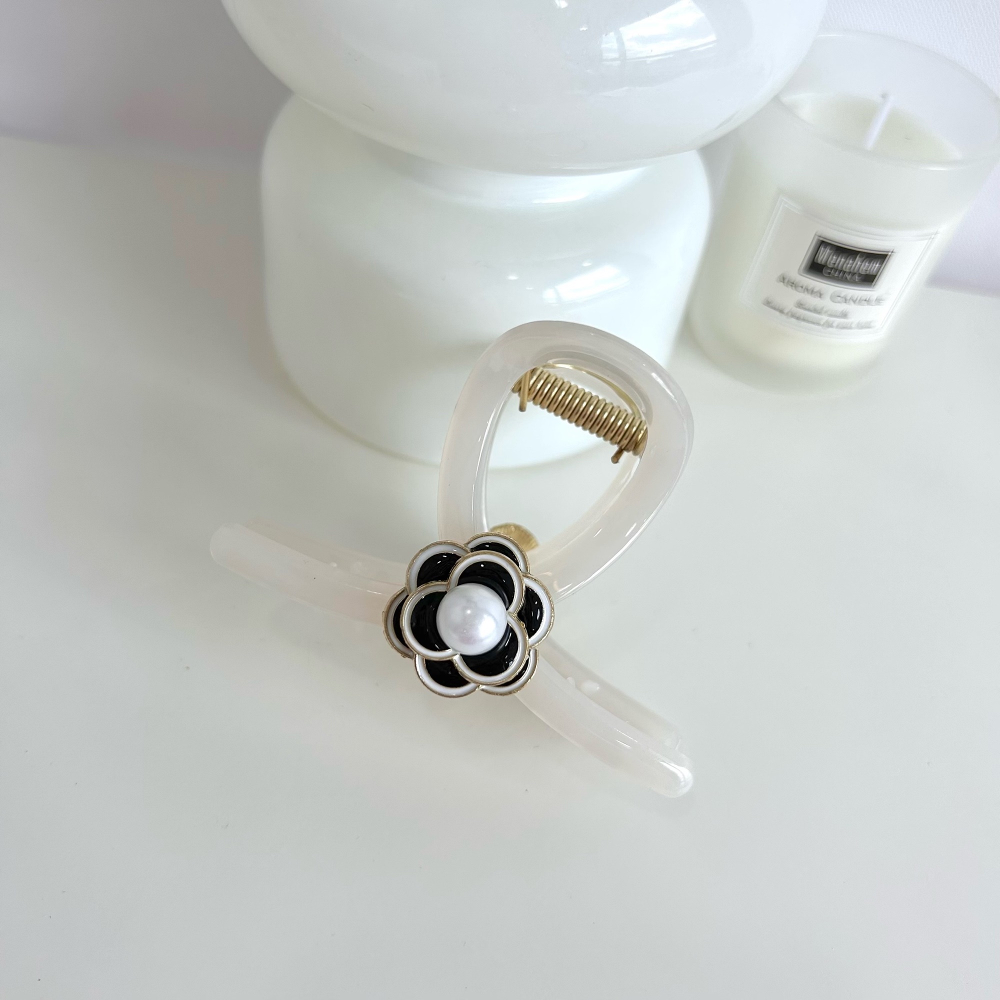 Kẹp tóc dáng dài đính hoa trà Modleaf Rose midi pin Hàn Quốc